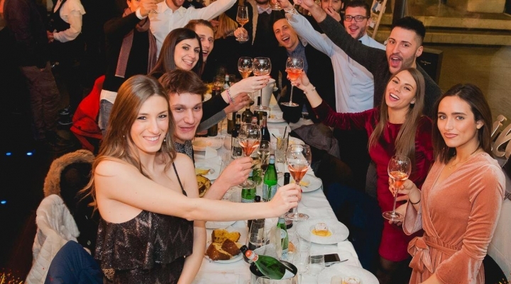 Brindisi ai tavoli Foto - Capodanno Belle Epoque in centro a Brescia